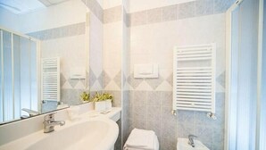 تجهيزات دش، مستلزمات مجانية للعناية الشخصية، مجففات شعر، مراحيض شطف