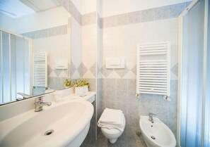 Douche, articles de toilette gratuits, sèche-cheveux, bidet