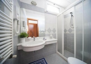 Shower, free toiletries, hair dryer, bidet