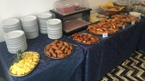 يتم تقديم الإفطار والغداء والعشاء 