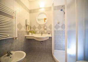 Shower, free toiletries, hair dryer, bidet - Hotel Jana (Rimini)
