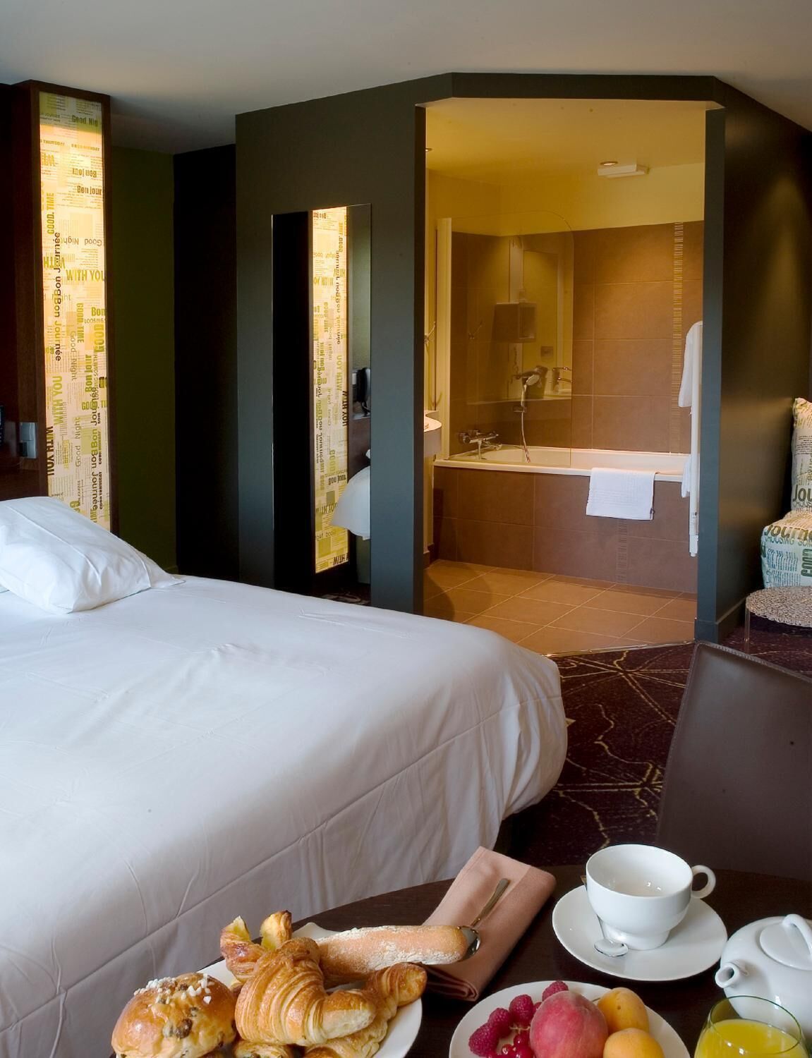 客室ごとに異なるインテリア、デスク、ノートパソコン用作業スペース、防音設備