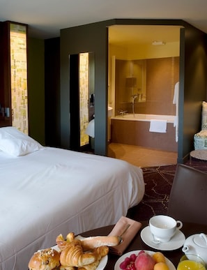 Individually furnished, desk, laptop workspace, soundproofing - Auberge de la Foret (Le Gavre)