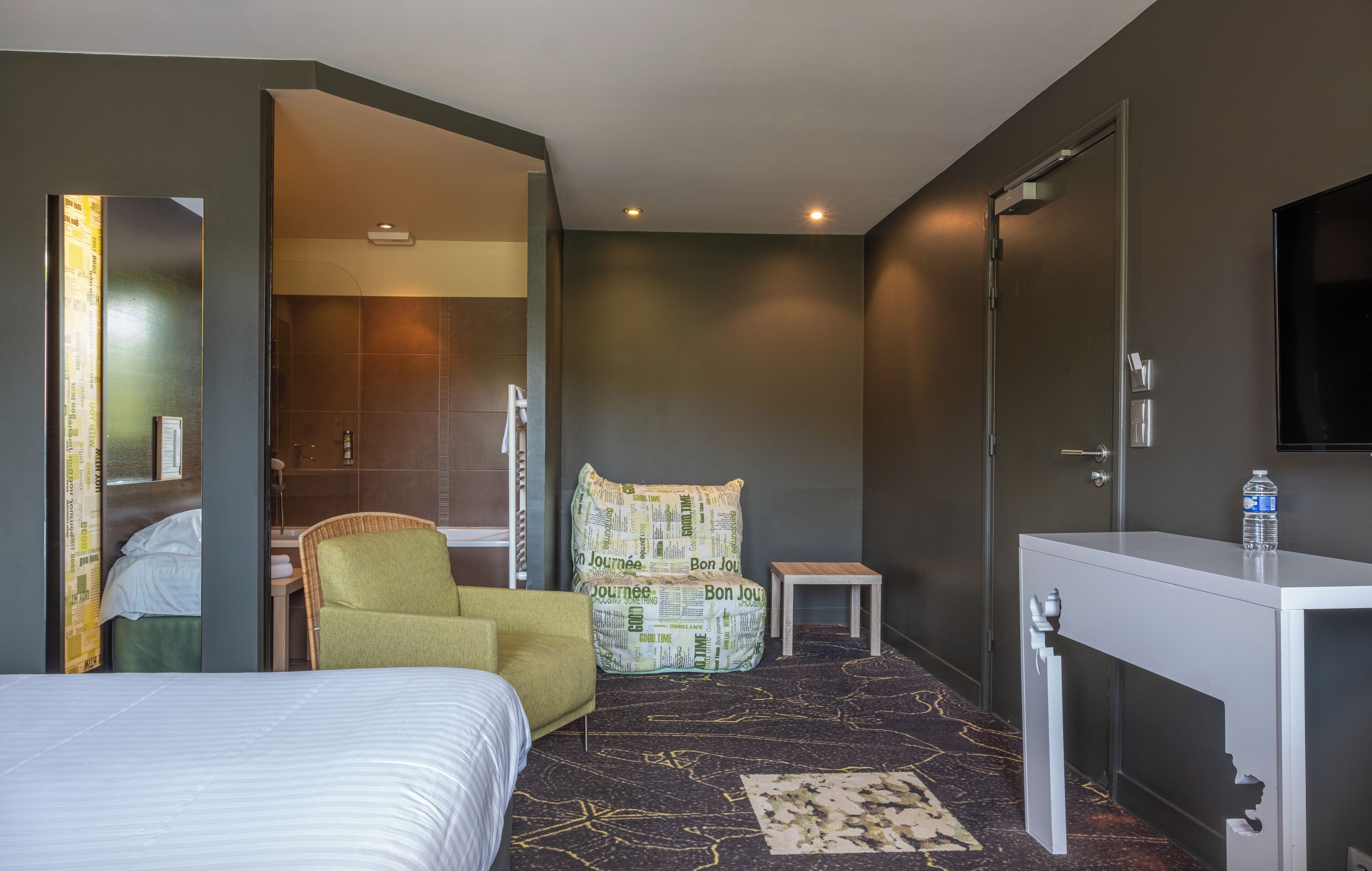 junior suite | 2 bedrooms, individually furnished, desk, laptop workspace