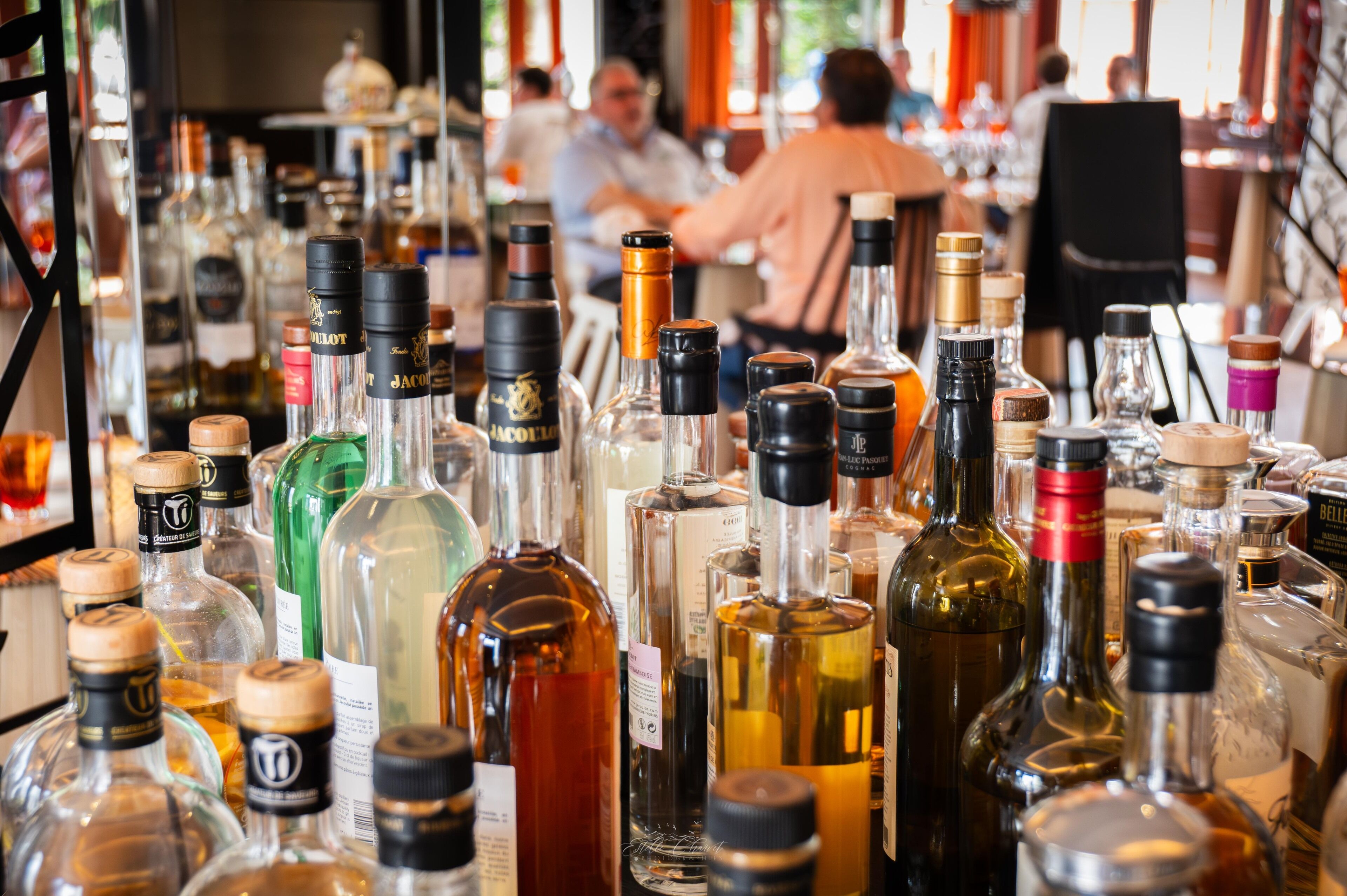 Un bar con varias botellas de licores y vasos.