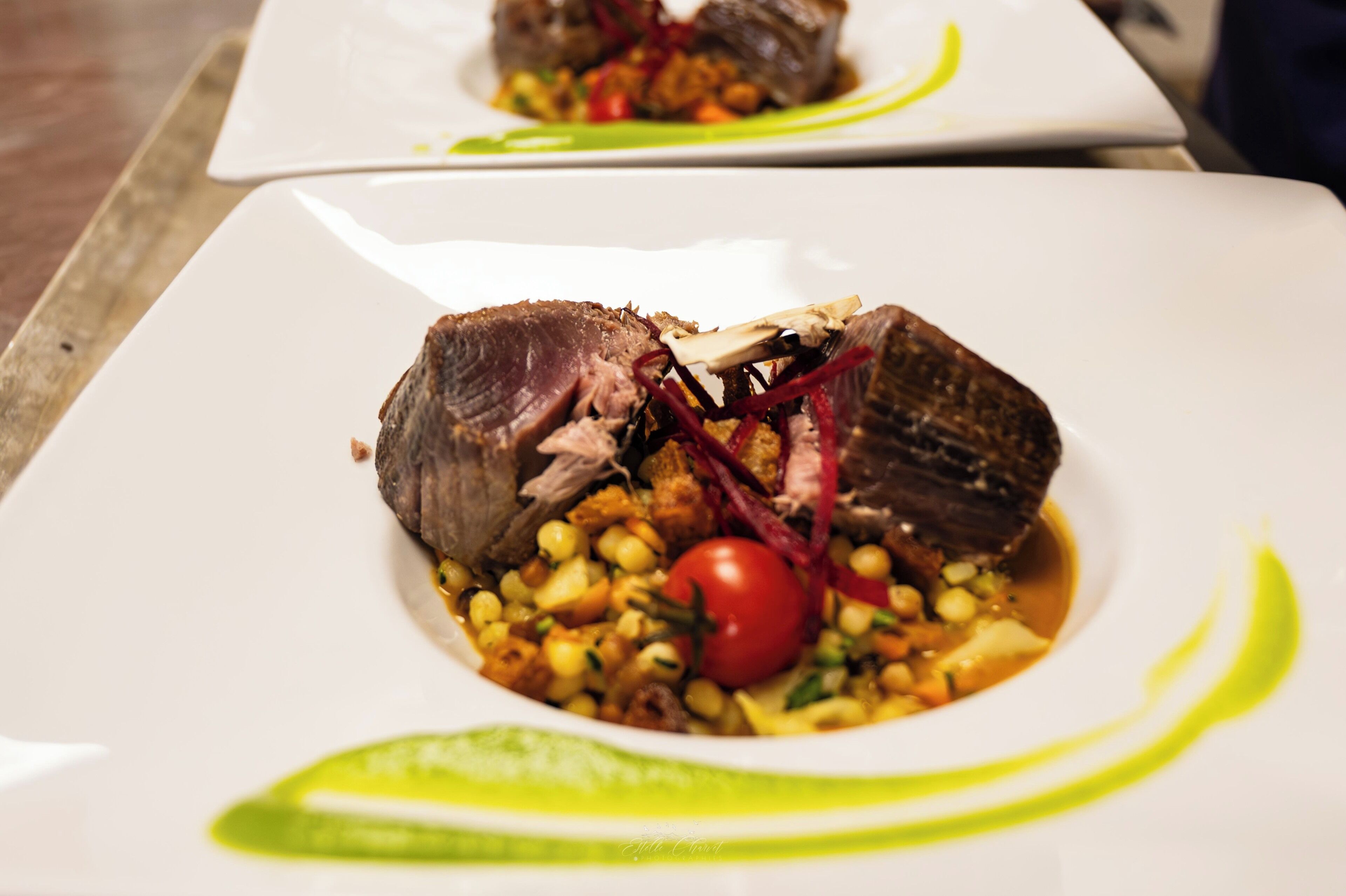 Un plato de comida con carne, verduras y una guarnición.