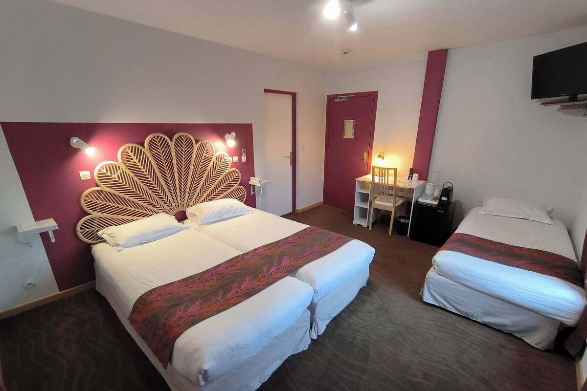 Triple Room | Desk, WiFi (free), bed sheets
