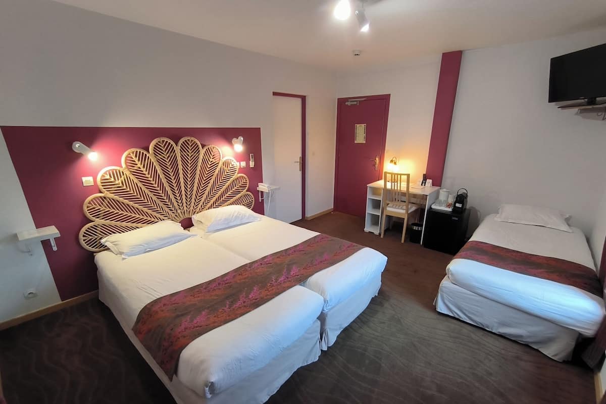 Habitación triple | Escritorio, wifi gratis y ropa de cama