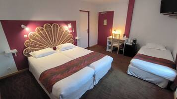 Triple Room | Desk, free WiFi, bed sheets