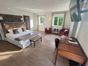 プレミアム ルーム | デスク、WiFi (無料)、ベッドシーツ