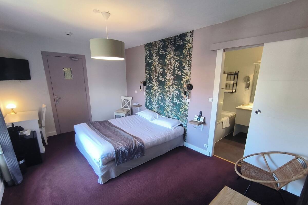 Standard Room | Desk, WiFi (free), bed sheets