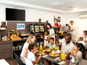 Daily continental breakfast (EUR 14 per person)