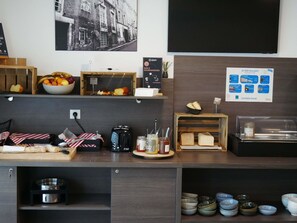 Tägliches kontinentales Frühstück (14 EUR pro Person)