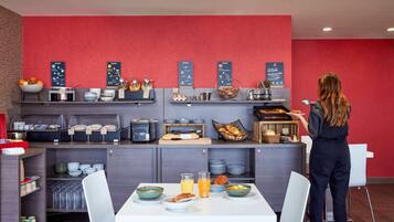 Petit déjeuner continental (14 EUR par personne)