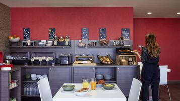 Tägliches kontinentales Frühstück (14 EUR pro Person)