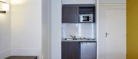 1 bedroom, desk, soundproofing, free cribs/infant beds