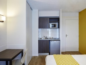 1 sovrum, skrivbord, ljudisolering och gratis barnsÀngar