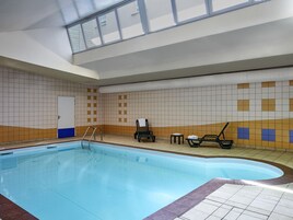 Una piscina cubierta