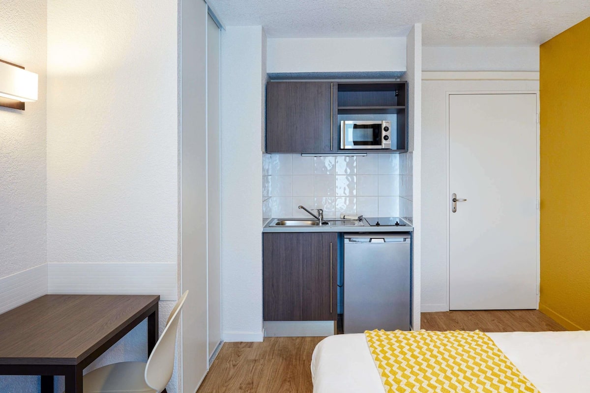Desk, soundproofing, free cots/infant beds, free WiFi