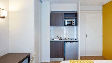 Desk, soundproofing, free cots/infant beds, free WiFi