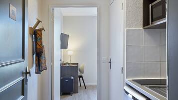 Studio, 1 Double or 2 Twin Beds | Private kitchen | Fridge, microwave, stovetop, electric kettle