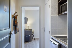 Studio, 1 Double or 2 Single Beds | Private kitchen
