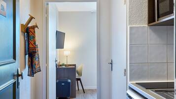 Studio, 2 Single Beds | Desk, soundproofing, free cots/infant beds, free WiFi