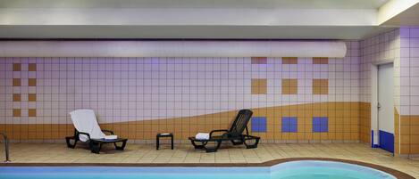 Kolam renang indoor