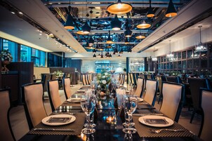 2 restaurantes, se sirve desayuno 