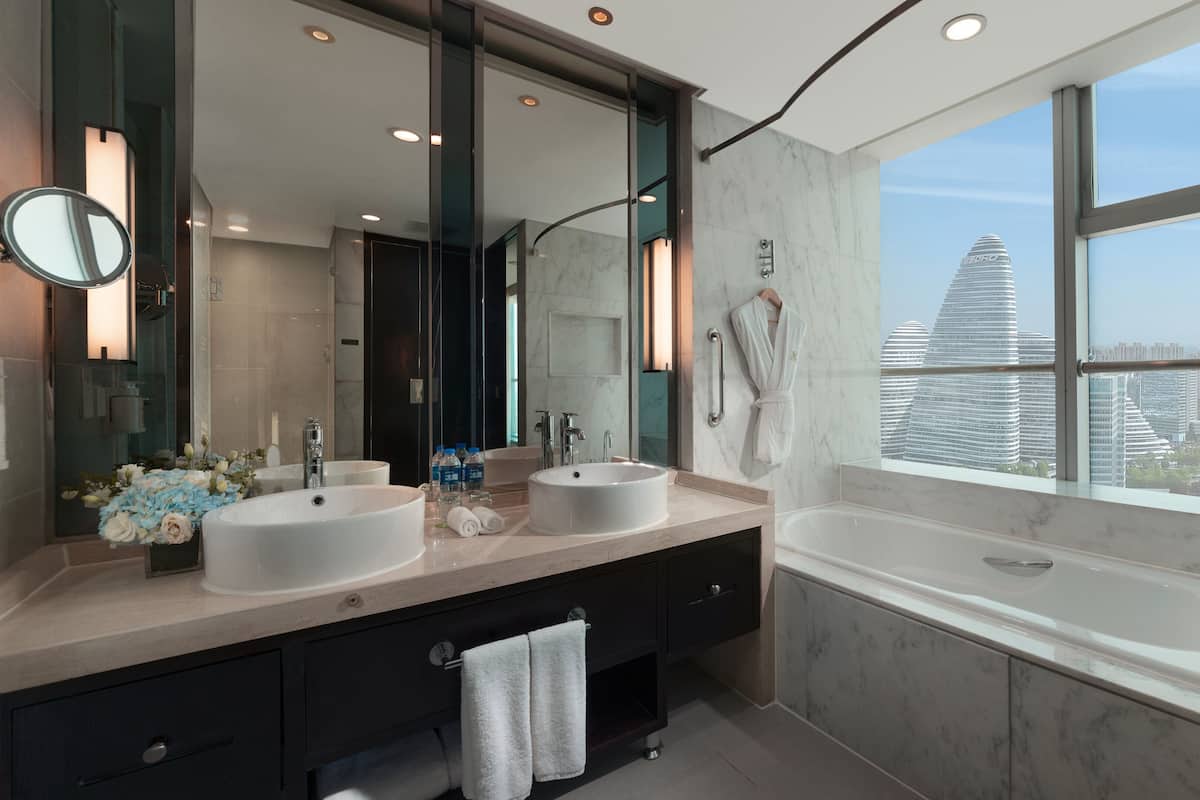 Suite, 1 King Bed, Club lounge access (High Floor) | Room amenity