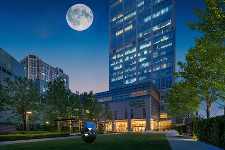 Exterior. Holiday Inn Beijing Focus Square by IHG