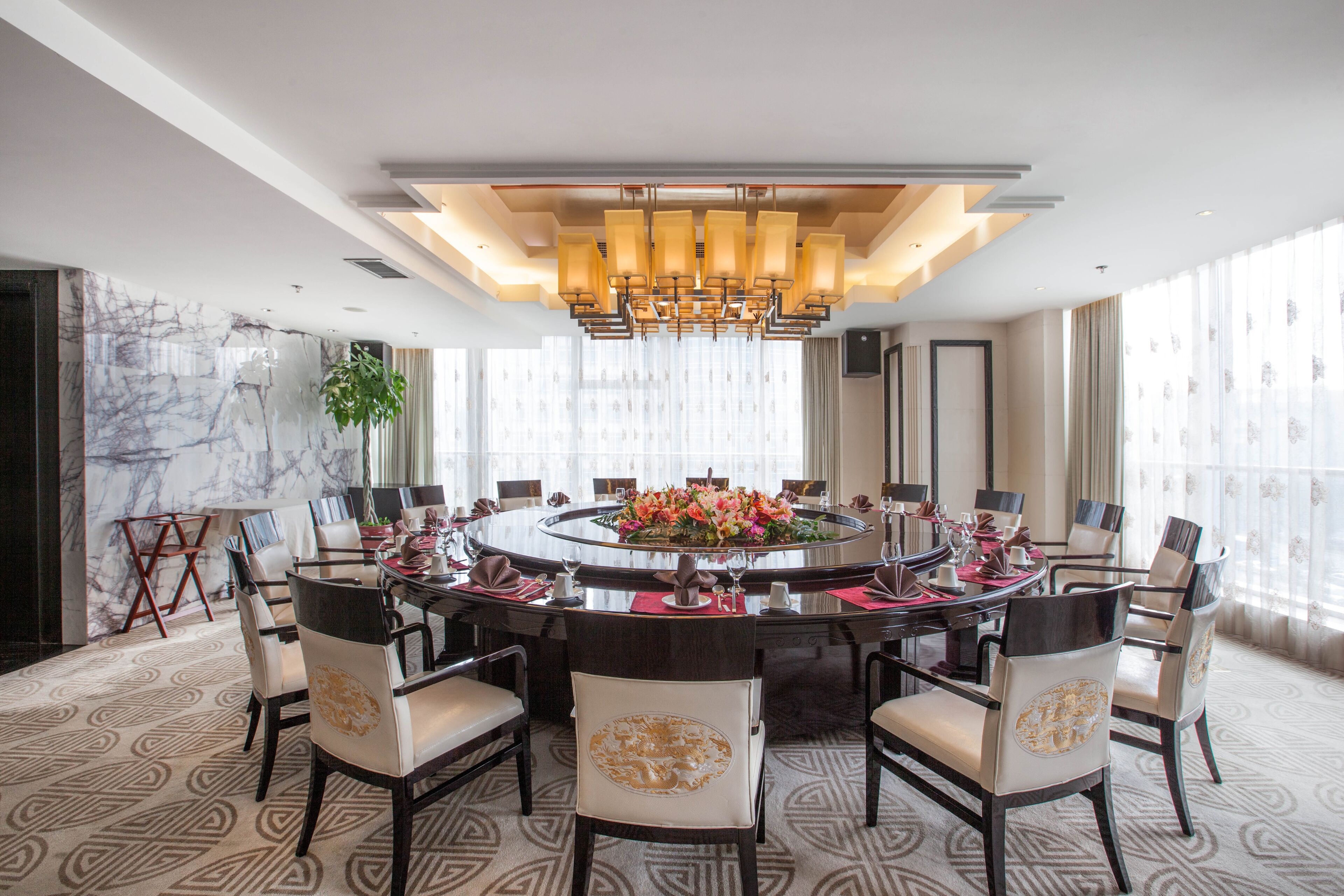 2 restaurants, breakfast served