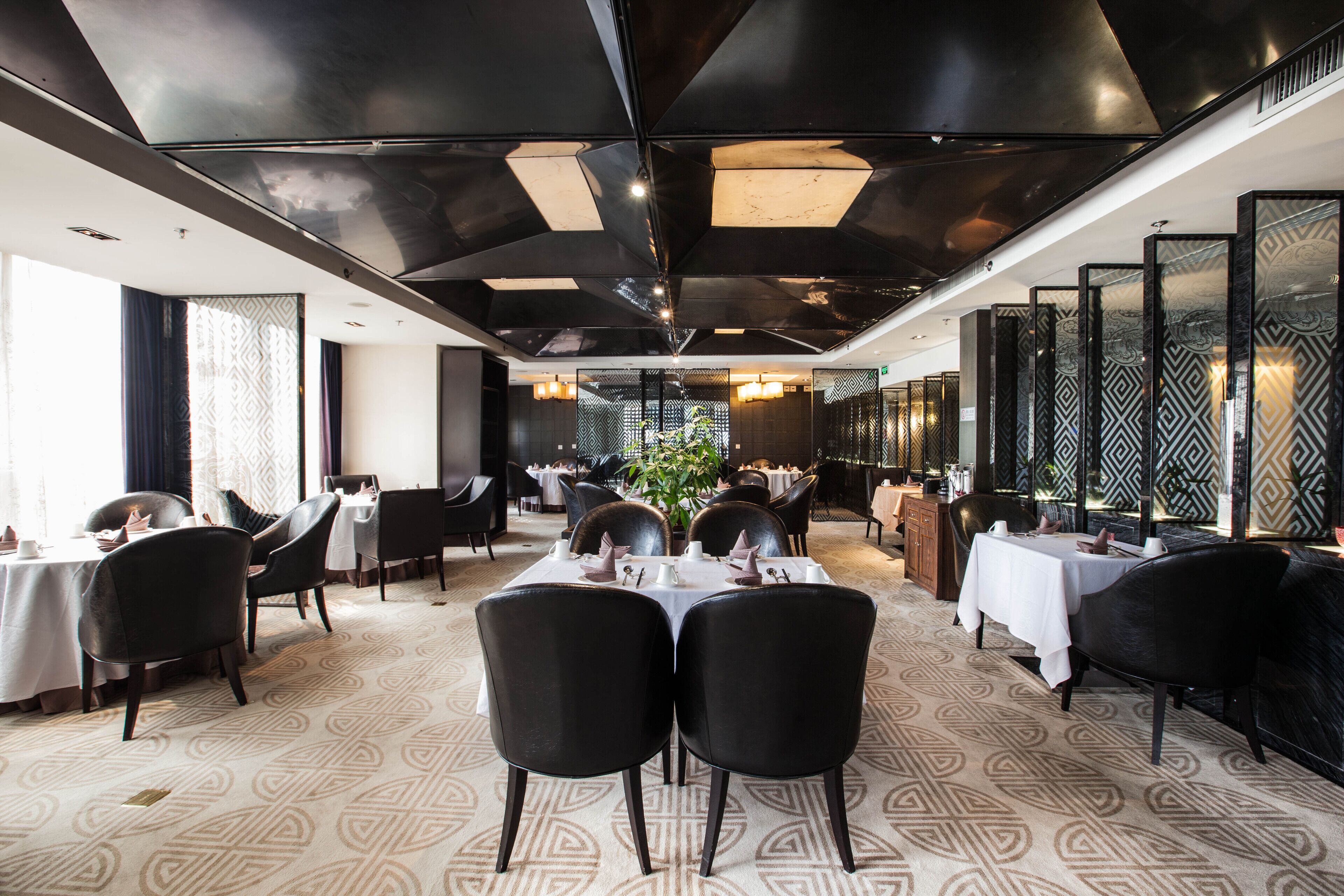 2 restaurants, breakfast served