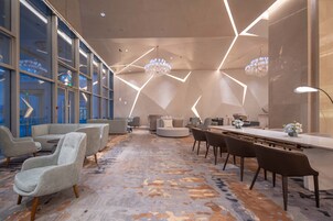 2 restaurantes, se sirve desayuno 