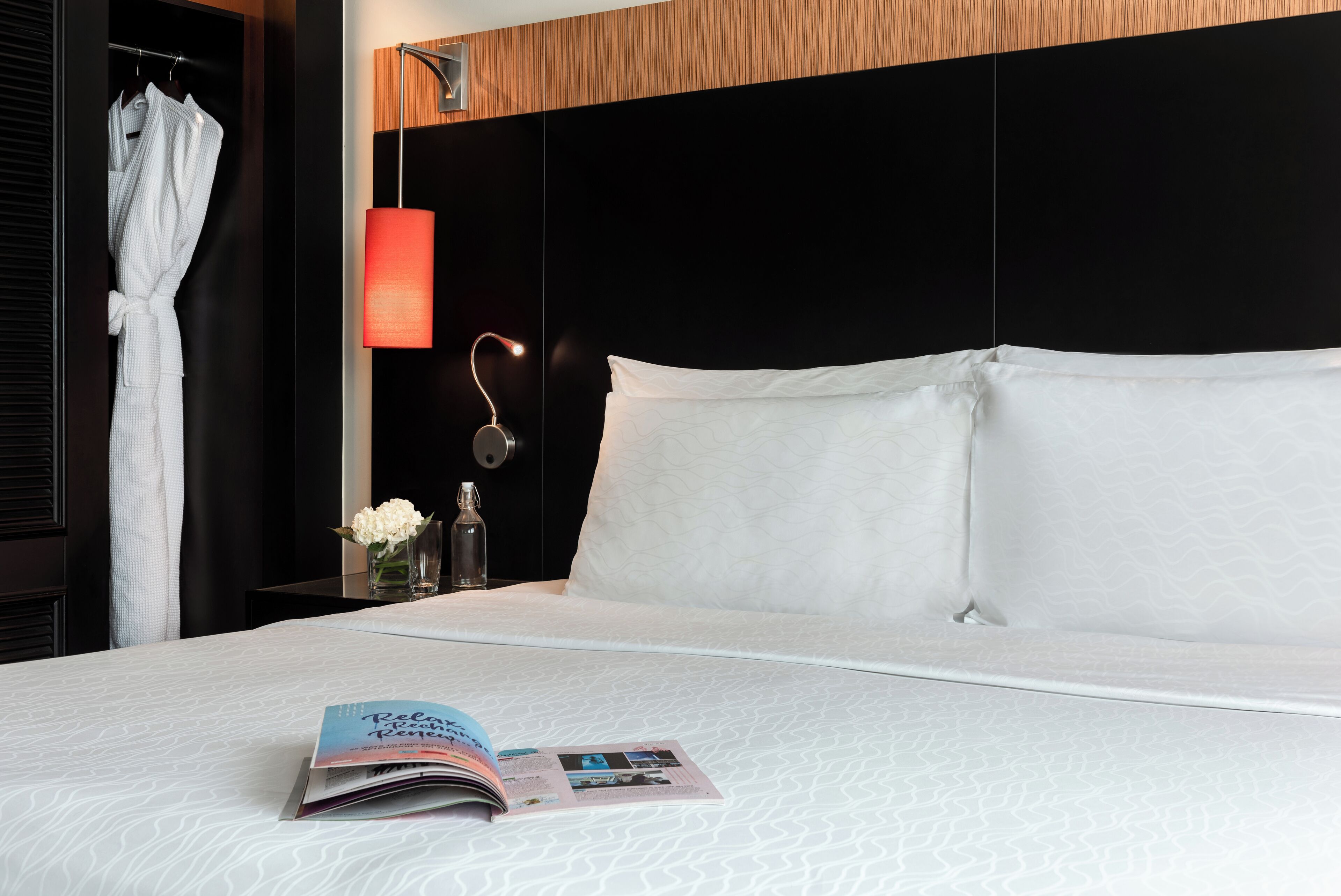 Family Suite, Evening Drinks & Canapes Section | Ylelliset vuodevaatteet, untuvapeitot, minibaari, tallelokero huoneessa