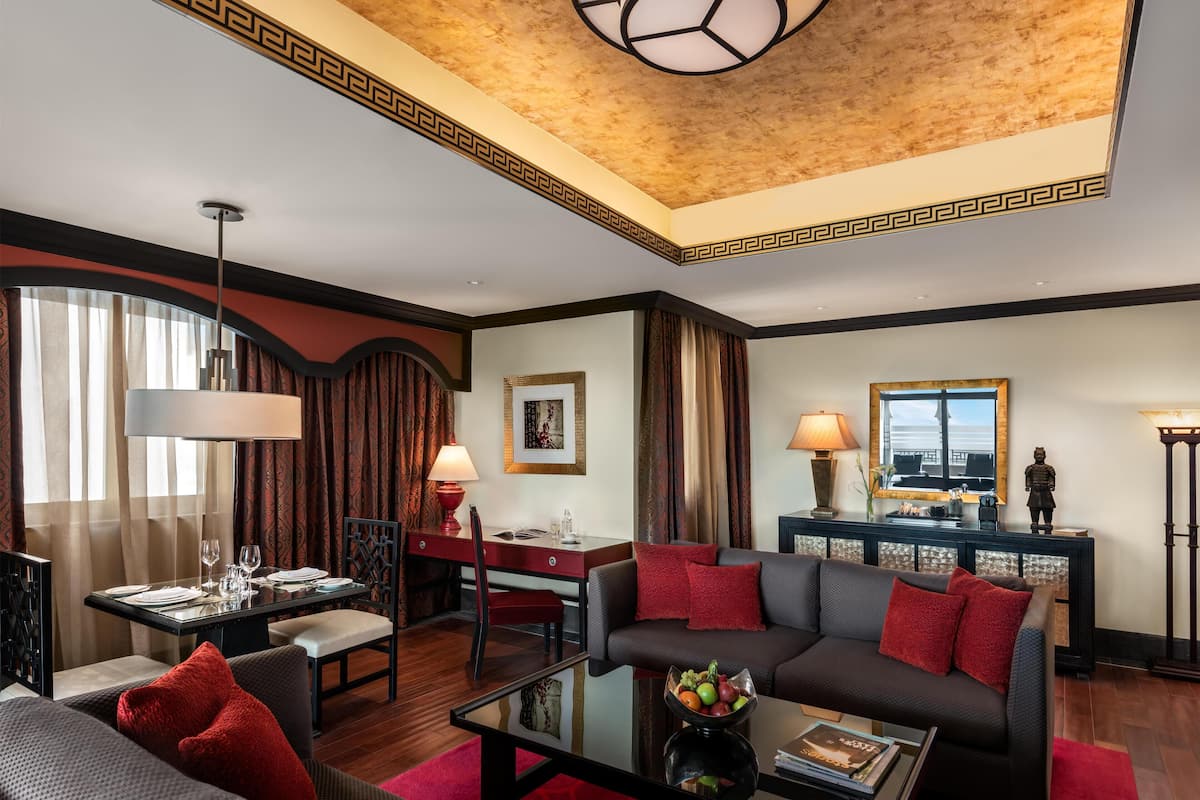 Battuta Suite, Evening Drinks & Canapes Section, Free Shuttle To Public Beach | Premium bedding, down duvets, minibar, in-room safe