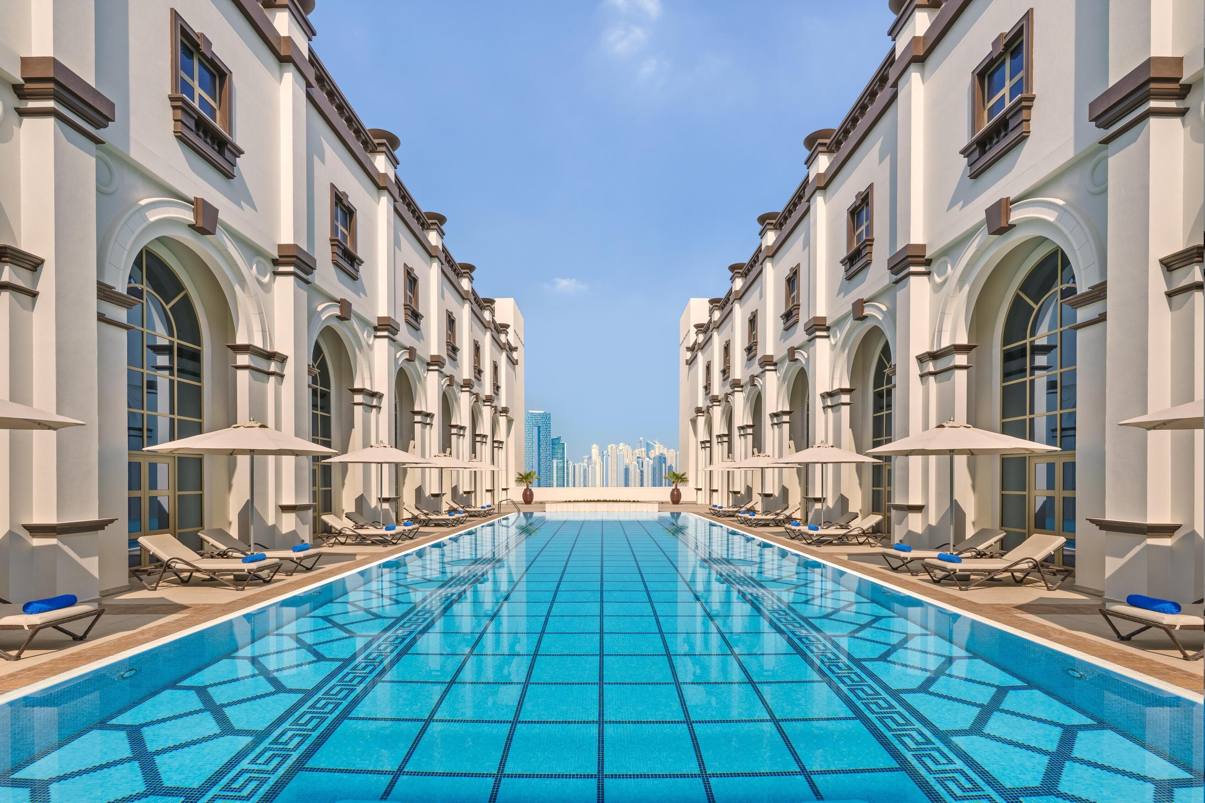 Kolam renang outdoor, dengan payung kolam renang dan kursi berjemur