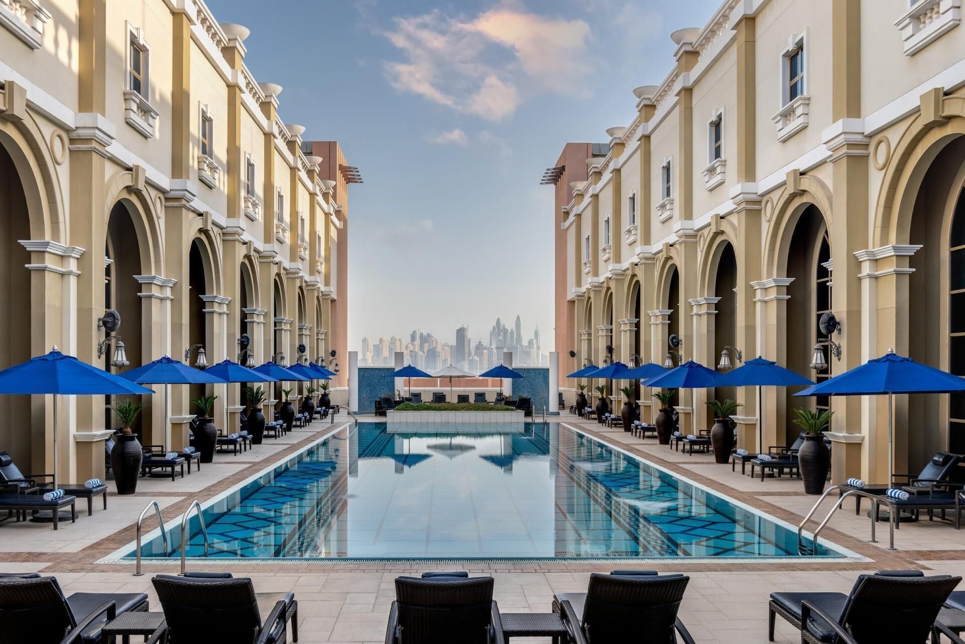 Hồ bơi ngoài trời, dù/ô trên bãi biển/hồ bơi, ghế dài tắm nắng 