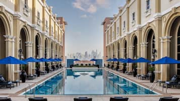 Außenpool, Sonnenschirme, Liegestühle