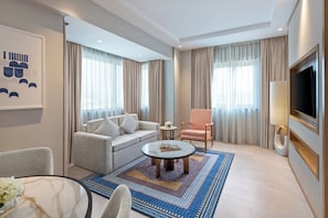 Junior Suite, Newly Renovated, Evening Drinks & Canapes Section, Free Shuttle To Public Beach | Oleskelualue | 40–tuumainen LCD-televisio, jossa satelliittikanavat