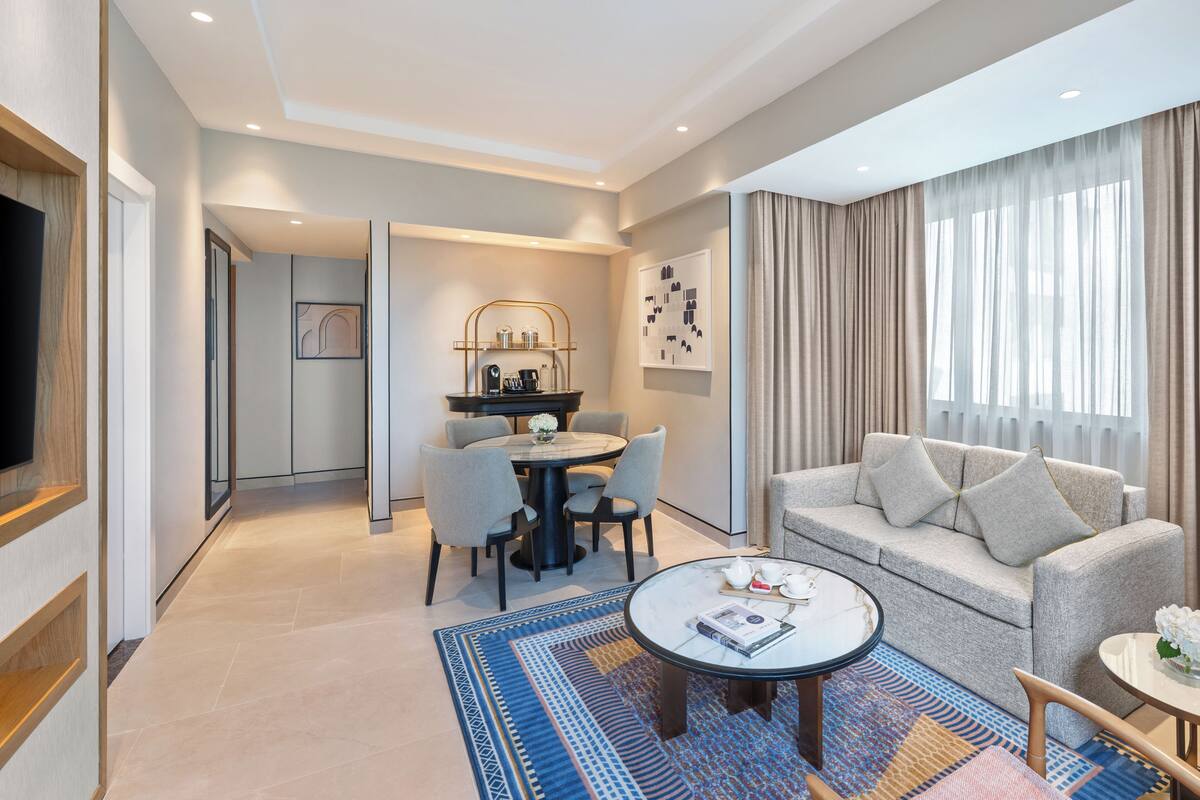 Junior Suite, Newly Renovated, Evening Drinks & Canapes Section, Free Shuttle To Public Beach | Biancheria da letto di alta qualità, copriletto in piuma, minibar