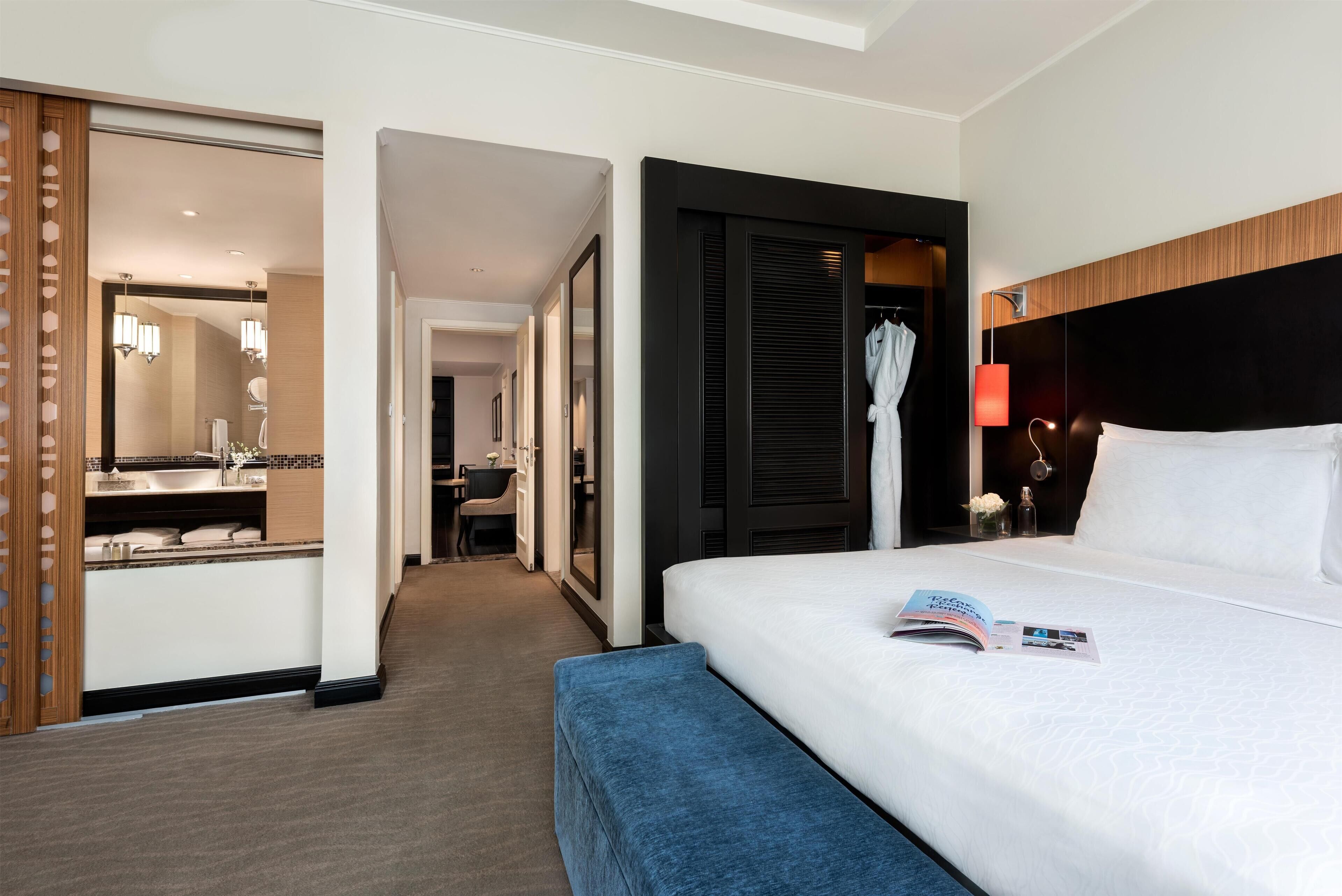 Family Suite, Evening Drinks & Canapes Section, Free Shuttle To Public Beach | Luxe beddengoed, donzen dekbedden, een minibar, een kluis op de kamer