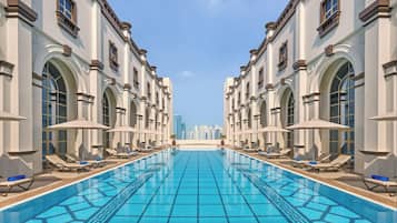 Ulkouima-allas, aurinkovarjoja, aurinkotuoleja