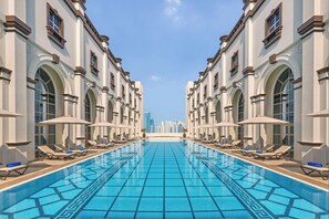 Piscine extérieure, parasols de plage, chaises longues