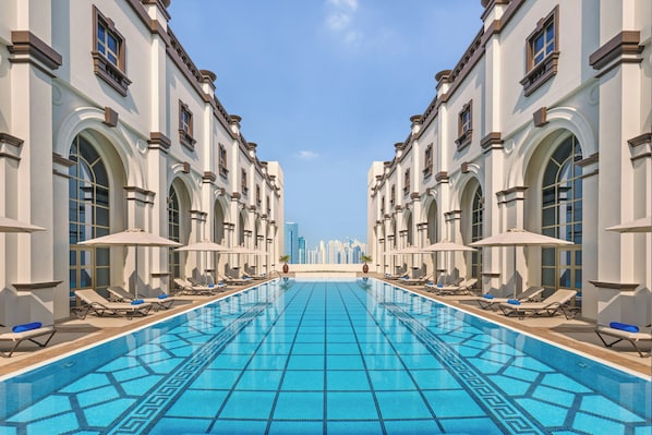 Ulkouima-allas, aurinkovarjoja, aurinkotuoleja