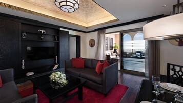 Battuta Suite, Evening Drinks & Canapes Section, Free Shuttle To Public Beach | Premium bedding, down comforters, minibar, in-room safe