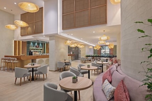 2 ravintolaa, joissa tarjoillaan aamiainen; kansainvälinen keittiö