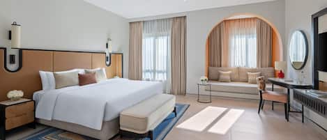 Seprai premium, selimut bulu angsa, minibar, dan brankas