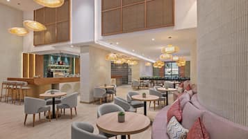 2 restaurantes; se sirve desayuno, almuerzo y cena; cocina internacional