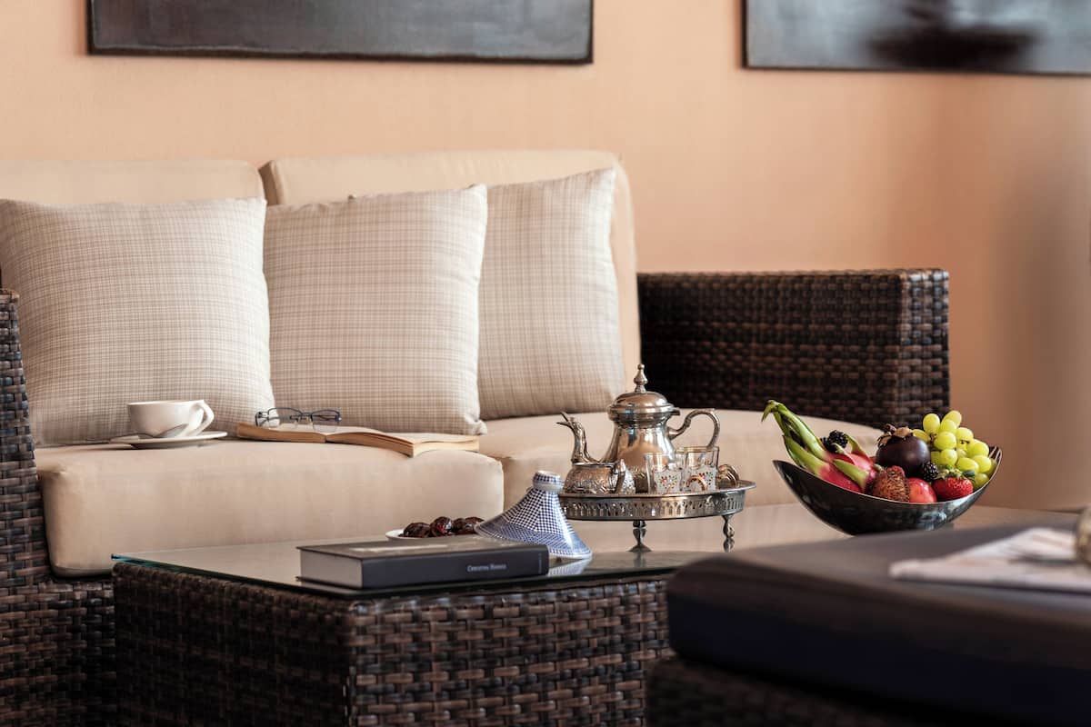 Battuta Suite, Evening Drinks & Canapes Section | Ylelliset vuodevaatteet, untuvapeitot, minibaari, tallelokero huoneessa
